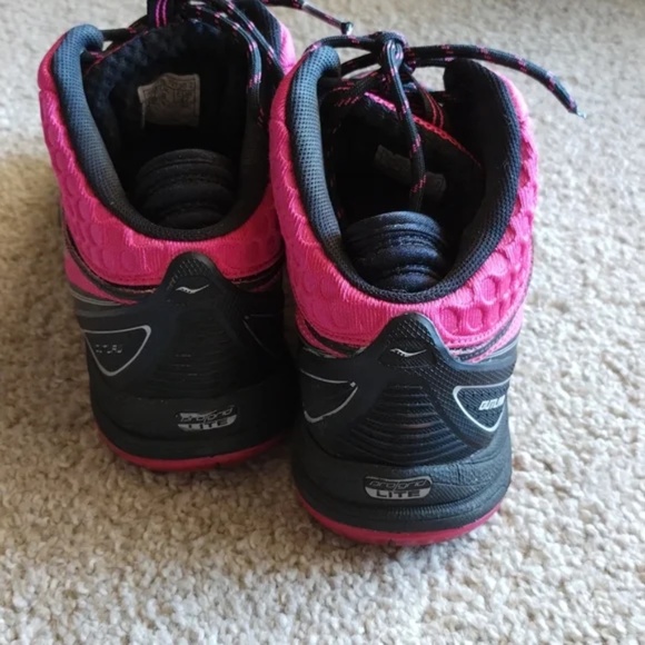 Saucony Progrid Outlaw Size 10 Black/ Pink Sneaker - Picture 2 of 5